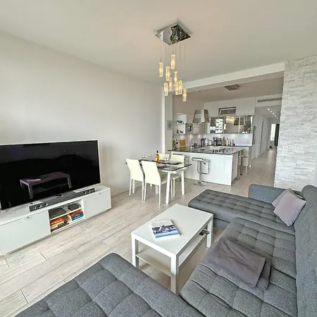 Gorgeous Oceanfront Promenade דירה ניס