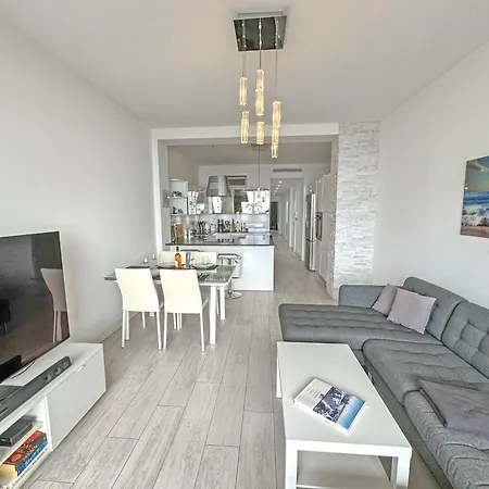 Gorgeous Oceanfront Promenade *