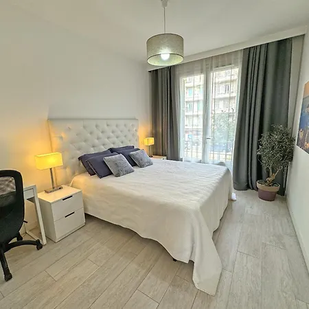 Gorgeous Oceanfront Promenade ניס