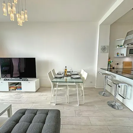 Апартаменты Gorgeous Oceanfront Promenade Ницца