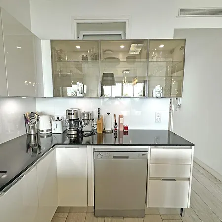 Gorgeous Oceanfront Promenade Apartmán *