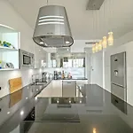 Gorgeous Oceanfront Promenade Апартаменты
