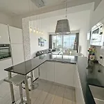 Gorgeous Oceanfront Promenade Апартаменты