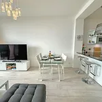 Апартаменты Gorgeous Oceanfront Promenade Ницца